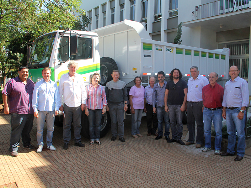 TRÊS DE MAIO RECEBE CAMINHÃO CAÇAMBA DO PAC 2